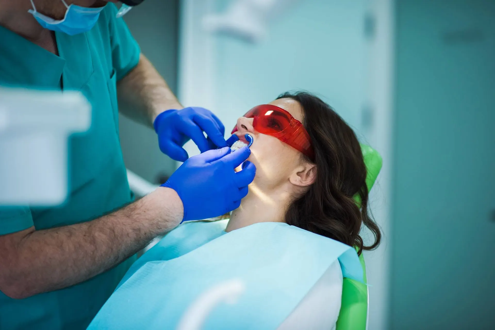 Illustration de l'orthodontie et des aligneurs transparents